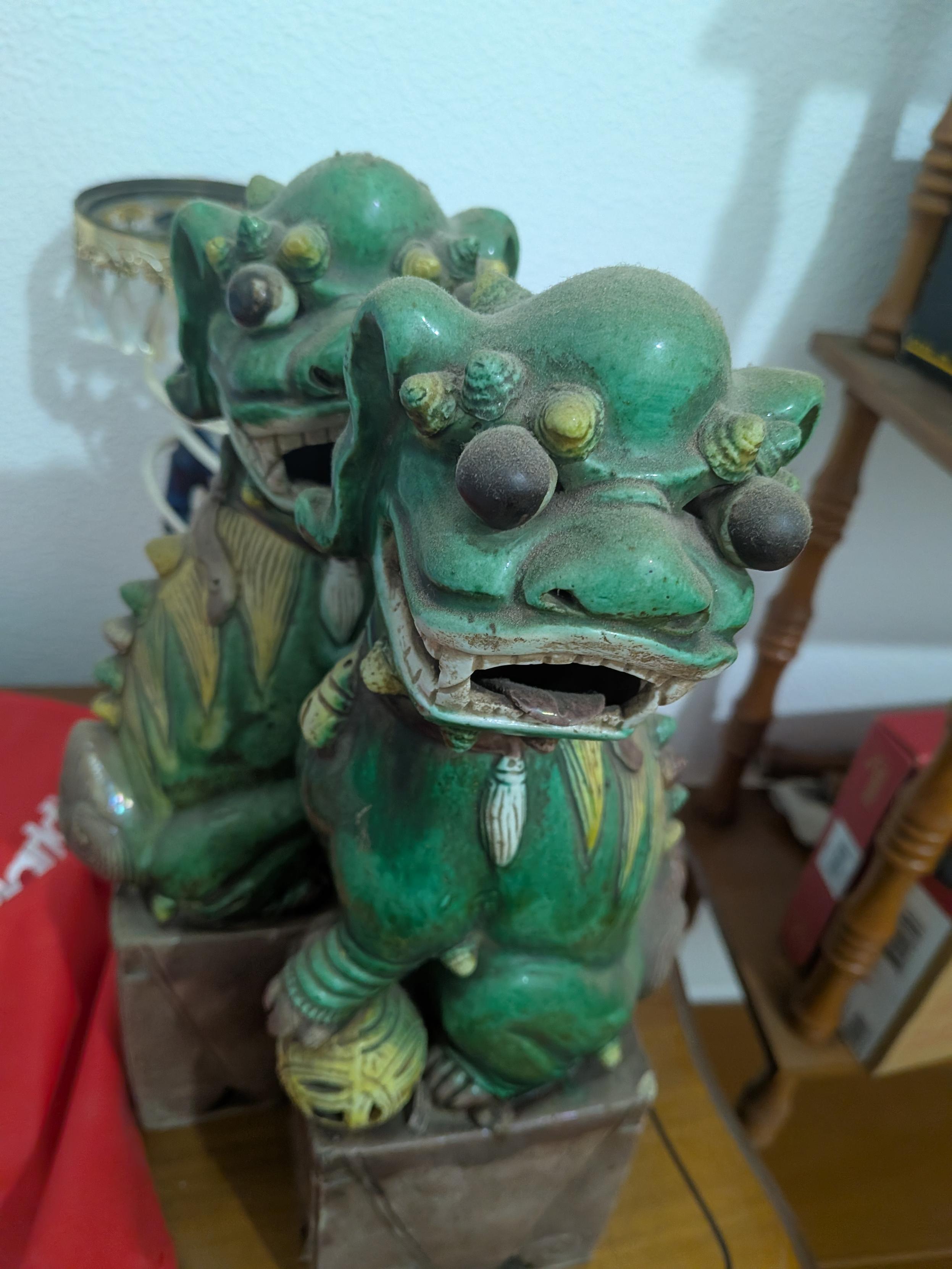 Dos estatuillas orientalizantes de leones "de jade" con ojos saltones.