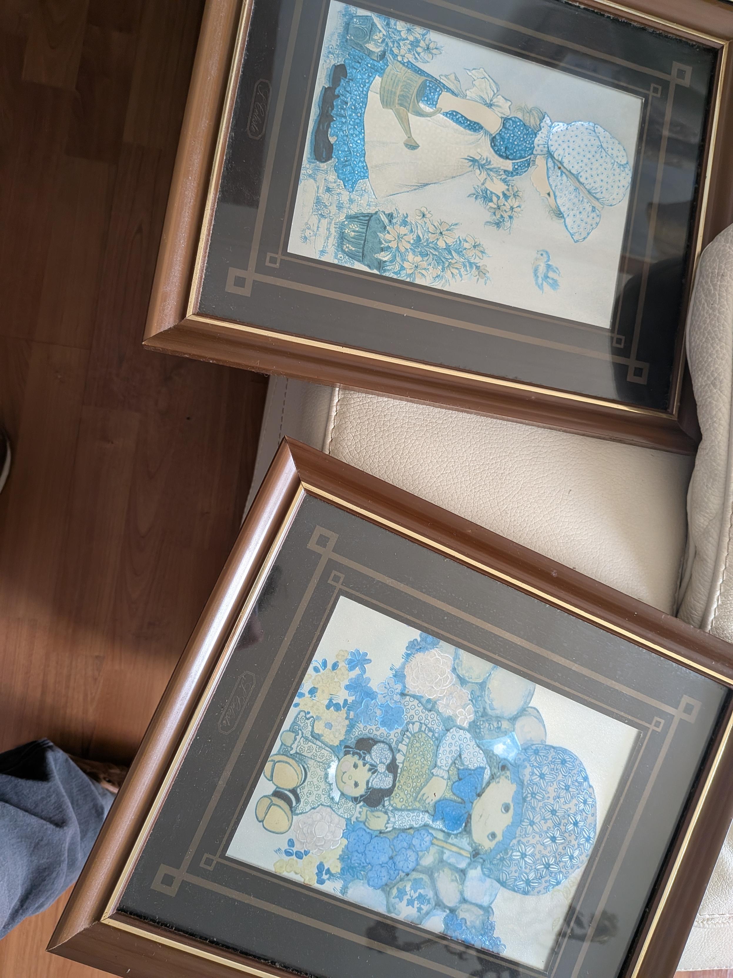 Unos cuadros de... niñas de dibujo de libro de texto de la Sección Femenina. Las niñas tienen detalles metalizados que supongo que no han envejecido muy allá.