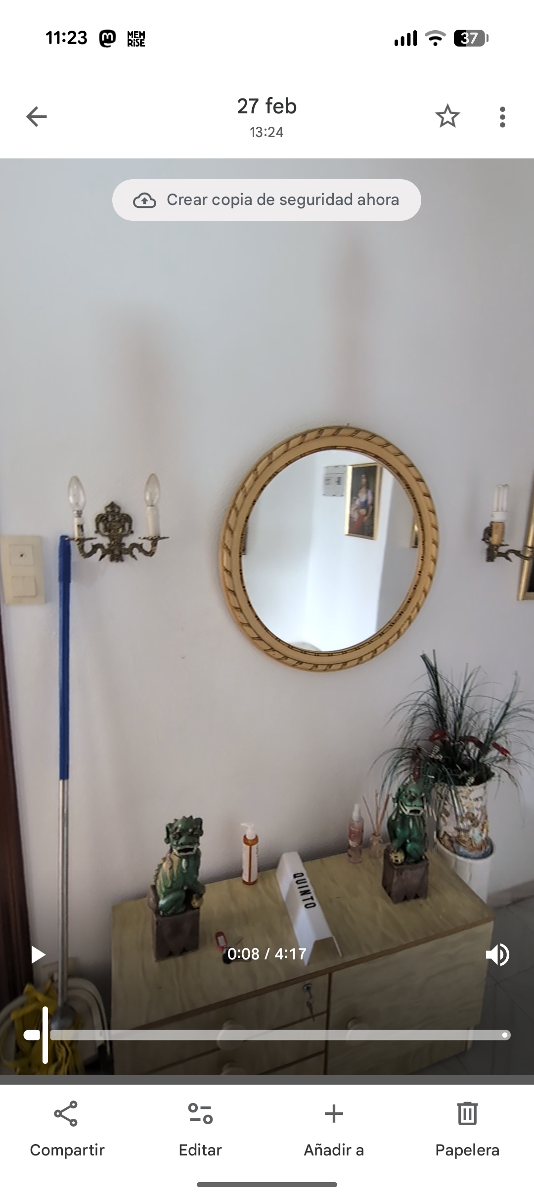 Fotografía del recibidor de la casa con dos perros / dragones / leones de jade situados a cada lado.